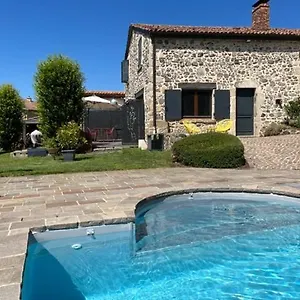 https://domaine-des-pierres-d-auvergne.hotels-rhonealpes.com